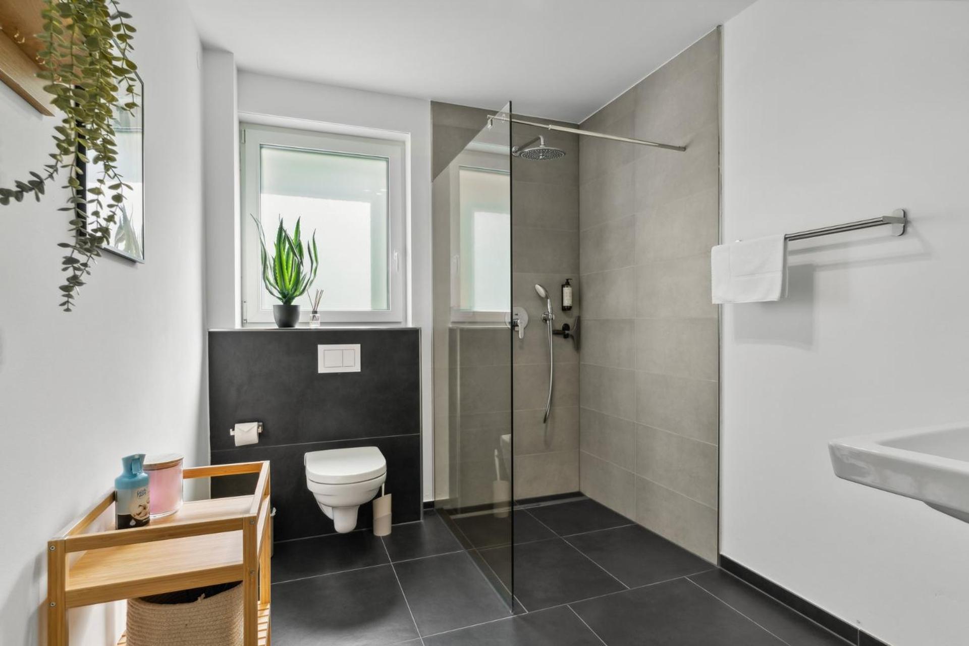 Zwei Apartments Fuer Bis Zu 8 Personen Zentral, Modern, Mit Terrasse & Balkon Bielefeld Esterno foto