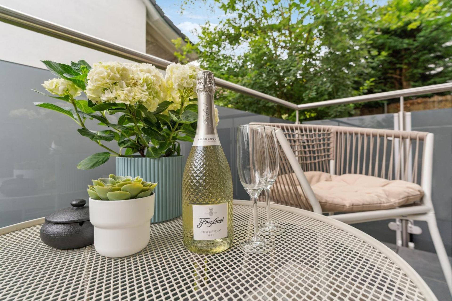 Zwei Apartments Fuer Bis Zu 8 Personen Zentral, Modern, Mit Terrasse & Balkon Bielefeld Esterno foto